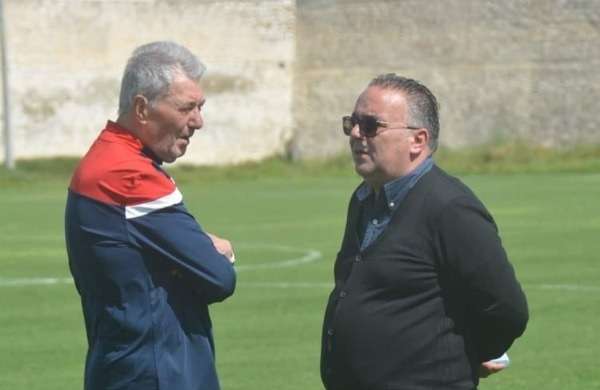 العجيمي مع مدرب الفريق روجيه لومير