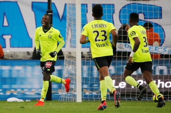 نيكولاس بيبي مع لاعبي ليل