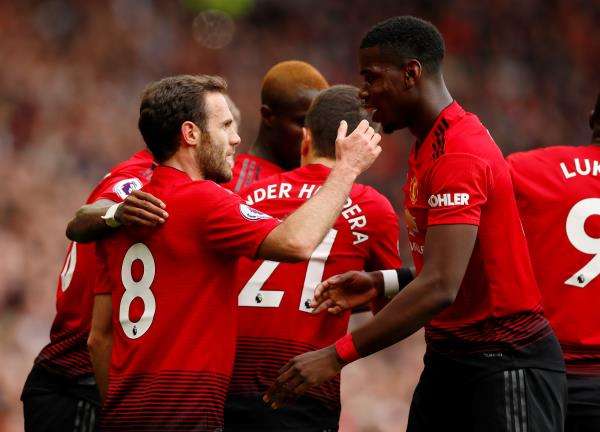 ماتا مع لاعبي اليونايتد