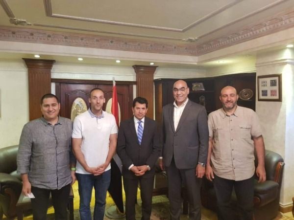 جانب من التوقيع