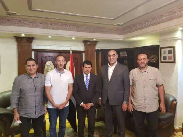 جانب من التوقيع