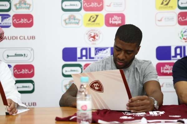 جانب من التوقيع