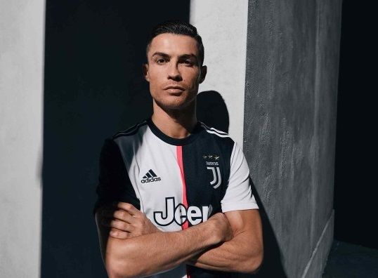 كريستيانو رونالدو بالقميص الجديد