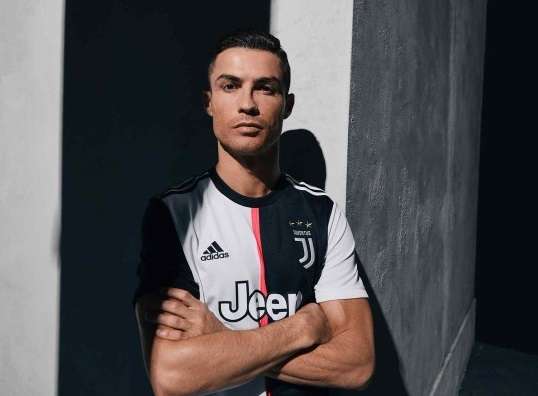 كريستيانو رونالدو بالقميص الجديد