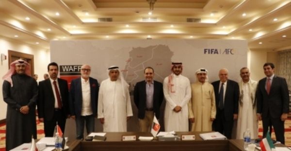 الأمير علي متوسطاً ممثلي الاتحادات