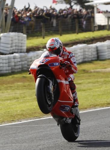 2010-10-17t073021z_01_dgm47_rtridsp_3_motorcycling-prix_reuters