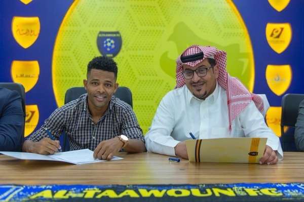 جانب من توقيع العقد