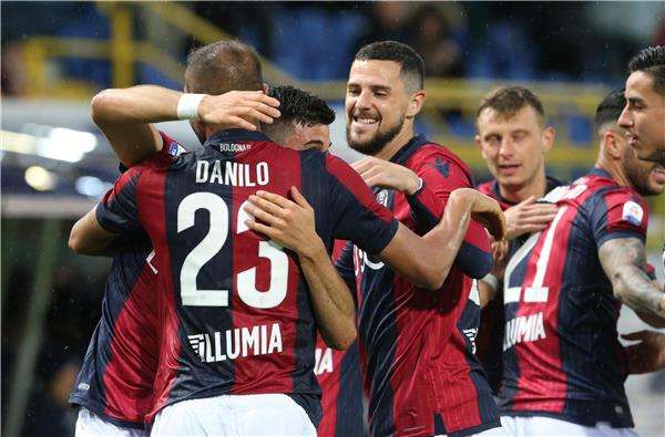 فرحة لاعبي بولونيا 