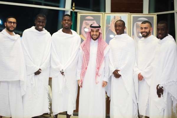 بوجبا وزوما بملابس الإحرام