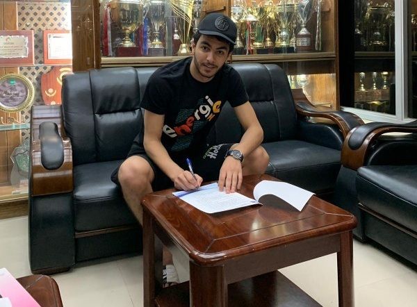 وسام الإدريسي خلال توقيع العقد