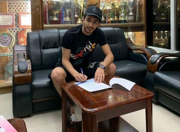 وسام الإدريسي خلال توقيع العقد