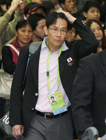 مدرب منتخب الياباني سيكيزوكا عند وصوله لمدينة غوانغزهو الصينية