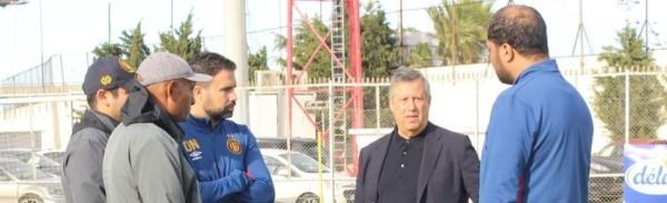  حمدي المدب مع الجهاز الفني واللاعبين  خلال تدريبات  اليوم