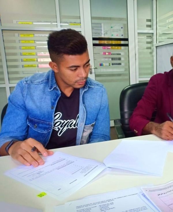 جانب من التوقيع