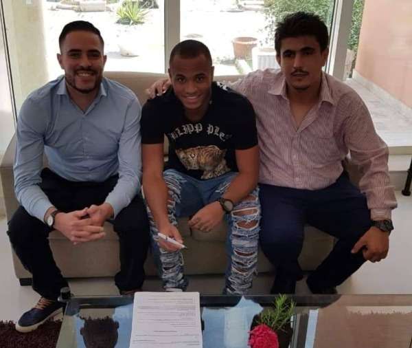 جانب من التوقيع