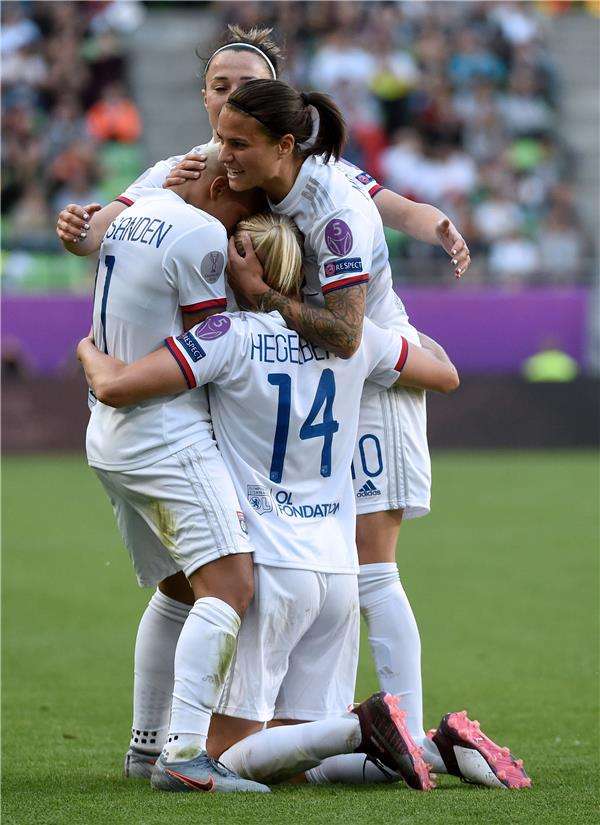 فرحة لاعبات ليون