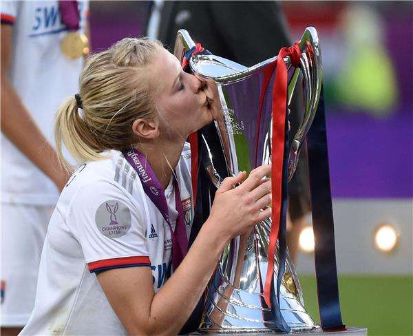 النرويجية أدا هيجيربيرج مع لقب دوري أبطال أوروبا