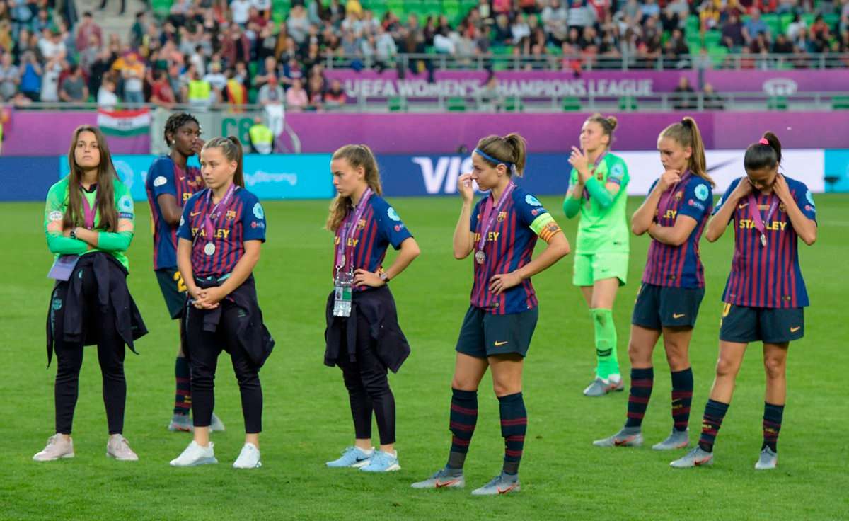 لاعبات فريق برشلونة بعد خسارة اللقب الأوروبي