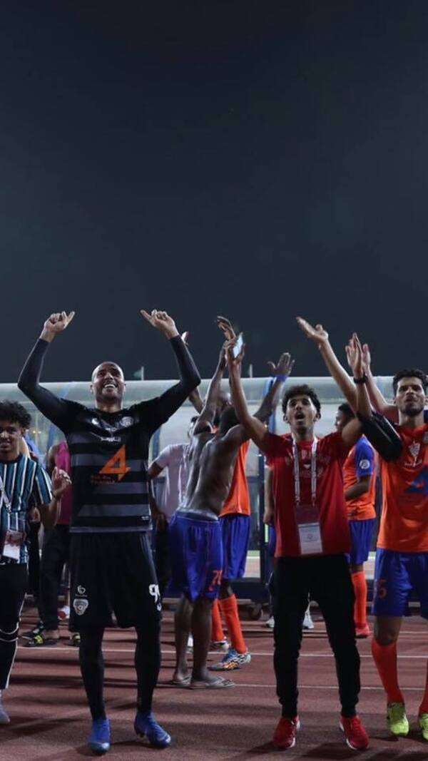 عامر شفيع مع لاعبي الفيحاء