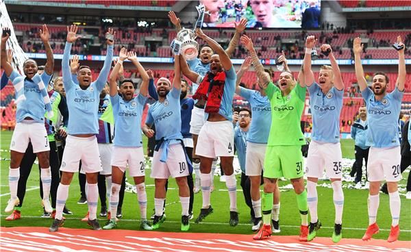 لاعبو مانشستر سيتي بعد التتويج