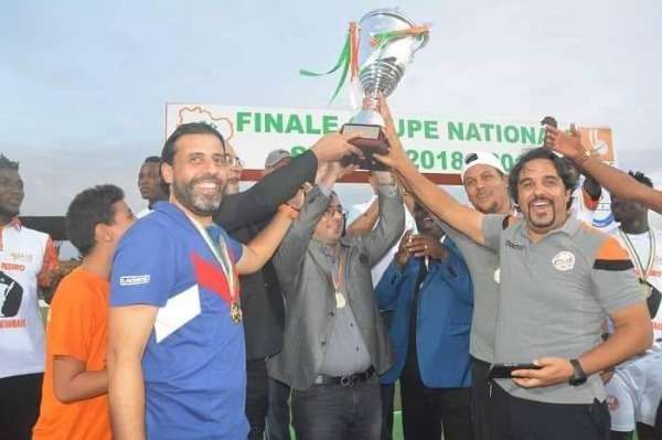  المدرب طارق  الجاني خلال تتويجه بكاس الكوت ديفوار 