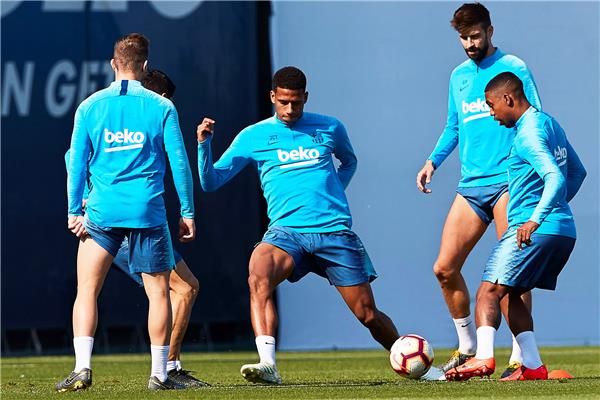  مالكوم مع لاعبي البارسا