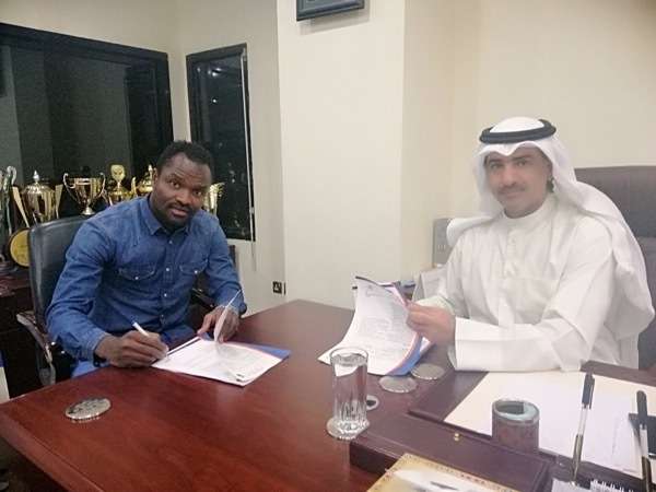 أرون خلال توقيع العقد