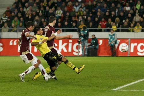 2010-11-07t161619z_01_han11_rtridsp_3_soccer-germany_reuters