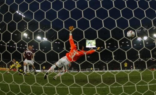 2010-11-07t165035z_01_han21_rtridsp_3_soccer-germany_reuters