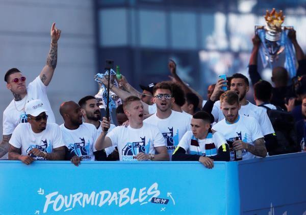 لاعبو مانشستر سيتي خلال الاحتفالات