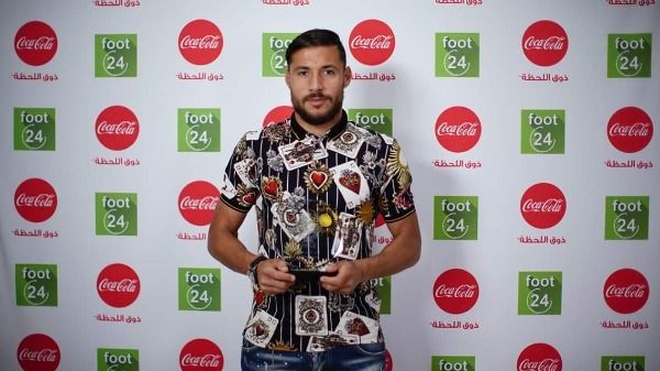 البلايلي أثناء تسلمه الجائزة