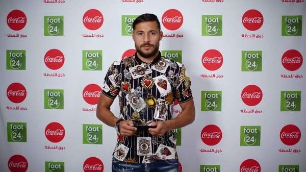 البلايلي أثناء تسلمه الجائزة