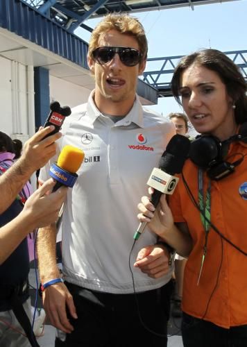 2010-11-07t125412z_01_sao05_rtridsp_3_motor-racing-prix-button-attack_reuters