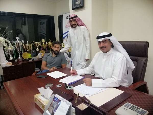 جانب من التوقيع