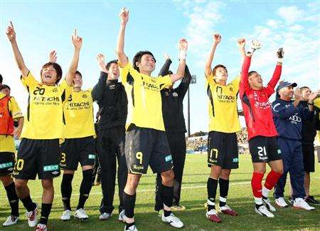 فرحة لاعبي فريق كاشيوا بعد ضمان عودتهم لدوري الممتاز