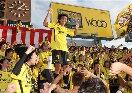 المهاجم هيدياكي كيتاجيما يحتفل مع الجماهير بعد تأهل فريقه لدوري الأضواء 