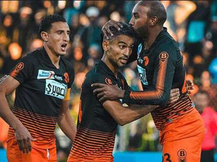 المباركي (في الوسط)