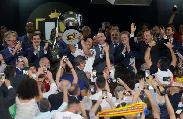 جانب من التتويج