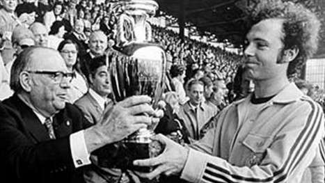 بيكنباور يستلم الكأس الأوروبية