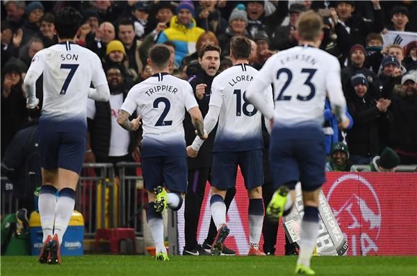 لاعبو توتنهام