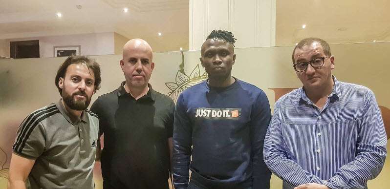 أوتشي إلى يسار رئيس النادي 