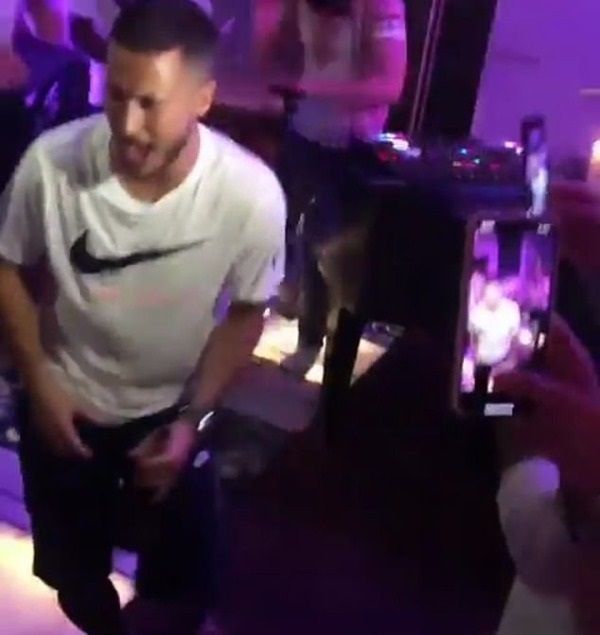 14153570-0-image-a-96_1559227880686