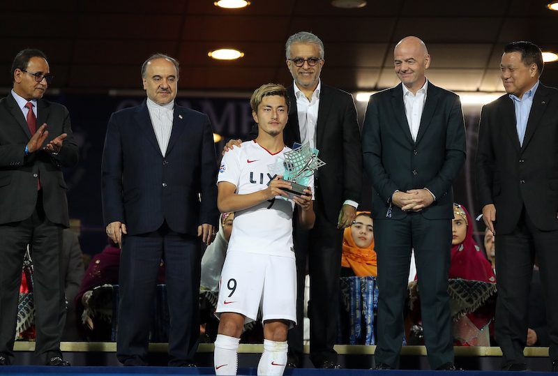 سوزوكي مع جائزة أفضل لاعب في دوري أبطال آسيا 2018