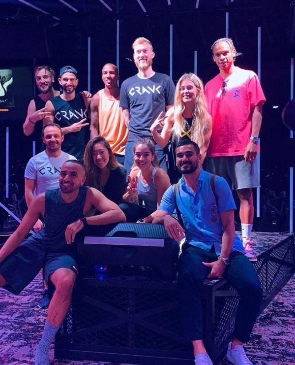 الثلاثي مع الأصدقاء وأفراد العائلة