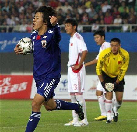 فرحة الياباني ناغاي مقابل حسرة مدافعي منتخب الصين