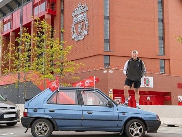 المشجع مع سيارته