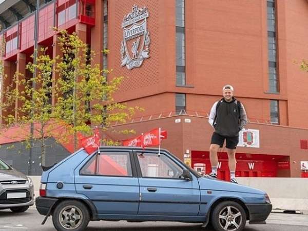 المشجع مع سيارته