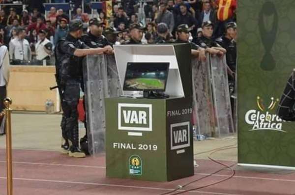 الصورة التي يقول عنها الوداد أنها للفار قبل المباراة