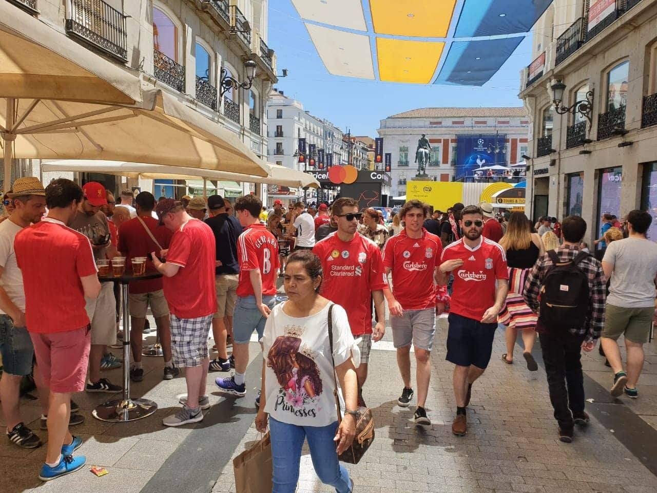 جماهير ليفربول في شوارع مدريد