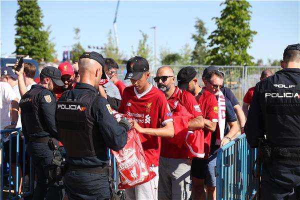 من محيط الملعب